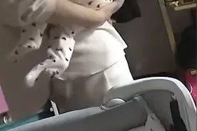 育儿嫂剧烈摇晃8个月宝宝，被发现后辩称是摇篮式哄睡视频封面