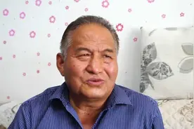 北京地铁感人一幕：老人发病，乘务员第一时间救助视频封面