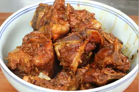 酱大骨头的家常做法，酱味十足，软烂脱骨又入味，大口吃真过瘾