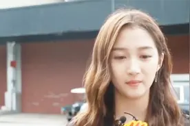 关晓彤成“鉴矮专家”？合照身高碾压易烊千玺，她真只有172吗视频封面