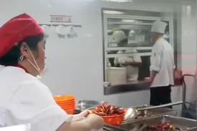 大学食堂推出网红小龙虾，价格亲民，无数学生排队购买视频封面