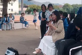 美术老师即兴演唱《当爱在靠近》，一开口宛如原唱：刘若英分英视频封面