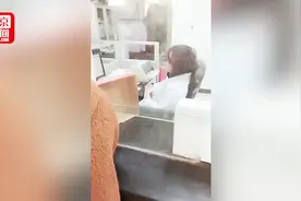 外面排长队 医院窗口人员不工作？院方：在等待信息上传视频封面