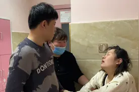 小敏剖腹产第一次下床走路，公公在家为儿媳妇炖鱼汤，母爱太伟大视频封面