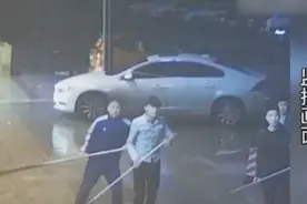 监控记录贵州黑恶势力团伙当街斗殴火拼：手持砍刀见人就砍视频封面