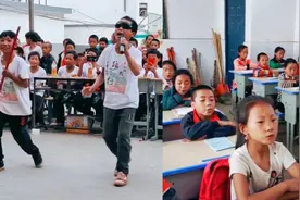 凉山小学生毕业典礼用扫把当吉他表演 设备简单情谊不简单视频封面