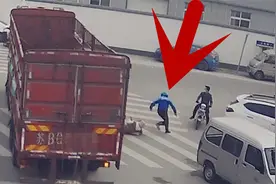 监拍：大货车右转弯酿事故 电动车骑行者弃车逃生乘员摔倒街头视频封面