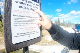 超哥和博哥忍受着强烈的硫磺臭鸡蛋味给大家拍摄视频封面