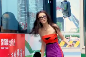 儿媳：时尚儿媳车站接农村公婆，一见儿媳打扮，立马乐开了花视频封面