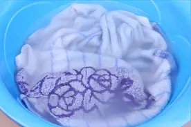 还在用香皂洗毛巾？教你一招，脏旧油腻的毛巾立马像新的一样视频封面