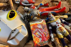 小伙草丛发现神秘奥特曼宝藏 奥特卡包开出稀有白金UR满星卡