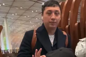 华少节目意外后现身，面容憔悴低头前行，看到他眼睛网友都吓到了