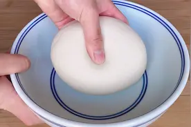 为啥和面时总粘手，原来手法不对，教你3招， 面再软也能盆光手光视频封面