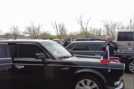 法国记者机场围观红旗车：庄重得体，很漂亮