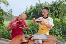 天气炎热，厨师长在家做一盘凉粉配三种蘸水，开胃又解暑视频封面