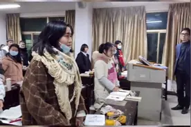 67岁老教授最后一堂课 全班41名同学给老师献唱《送别》画面感人视频封面