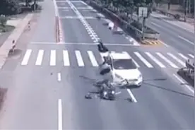监拍：女子骑车过斑马线 瞬间被疾驰小车撞飞 交警判双方同责视频封面