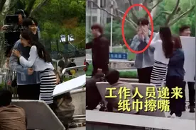 杨幂和小8岁许凯嘴对嘴亲吻，男方3次拿纸擦嘴，嫌弃和杨幂吻戏？