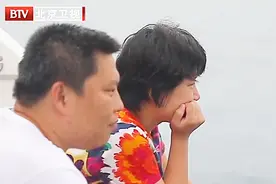 父母替女儿来看大海，将女孩的头发放进了大海里，让人泪目！