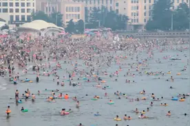 秋老虎发威高温湿热交替，青岛海水浴场开启“下饺子”模式视频封面
