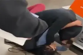 美两女子为抢游戏机大闹沃尔玛！拳脚相向大打出手 现场完全失控视频封面