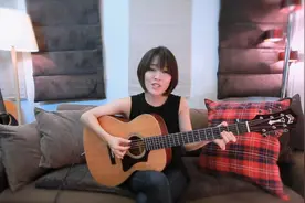 简单又好听的吉他弹唱，美女姐姐一开口就能深深地吸引你