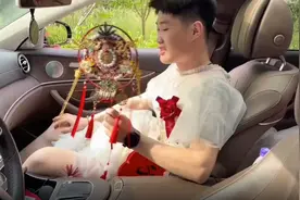 山东大汉浓妆艳抹穿上裙子当伴娘，亲友：他是新娘27年的发小视频封面