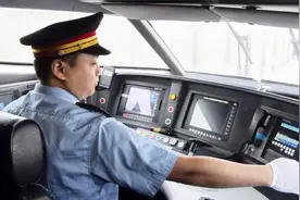 高铁驾驶室只有司机一人，他们要上厕所怎么办？看完太心疼了