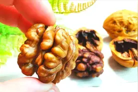 今天才知道，不用核桃钳不用砸，轻松剥出完整的核桃仁，太省事了视频封面