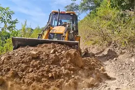 村里的旧路高低不平，请一台铲车来把路铲平，以后通车就方便了视频封面
