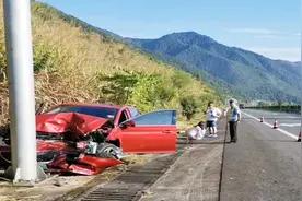 一家三口赶夜路 途中吵架妻子被惹怒 伸手“抢夺”方向盘酿车祸视频封面