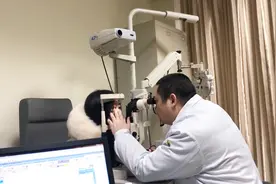 隐形眼镜丢了小猪以为卡在眼球里了，吓得赶紧去医院，怎么回事？