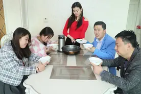 丈夫打麻将让妻子做饭吃，结果妻子用麻将做了几道硬菜，真有才视频封面