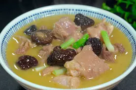 香菇煲鸡汤好吃的家常做法，步骤简单，汤鲜味美，鸡肉滑嫩不柴