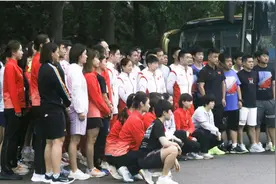 中国乒乓球队抵达东京，出发前刘国梁携手教练和运动员亮相