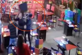 江门一男子吃宵夜，莫名被邻桌客人殴打，打人者为何如此嚣张？视频封面