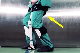 日本人发明这“隐形”椅子，让医生想坐就坐，解决手术久站难题