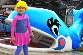 国外小女孩，姐弟俩今天去了水上乐园玩耍，会有什么有意思的事呢视频封面