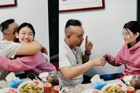 女儿饭桌上改口管继父叫“爹” 后爸动容说出一句话令人意想不到视频封面