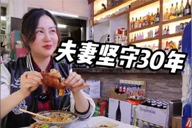 开在便利店里的烧烤摊，云南夫妻坚守30年，忙到凌晨3点才收摊视频封面