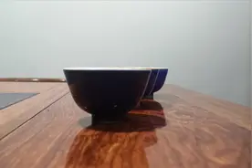 玛瑙入釉，历经72道传统工序制作的霁蓝釉瓷器。居然会如此的神奇