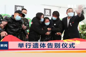 21岁边防战士冰河救人牺牲，母亲本强忍悲伤，抱孩子衣服突然泪崩视频封面