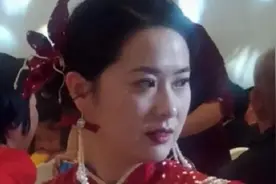 青岛“国泰民安脸”新娘走红，网友质疑彩礼，新郎身份揭秘
