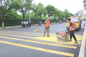 小区门前设10条减速带引业主投诉：太吵影响复习！当地街道：拆！视频封面