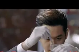 注意看！男人透过窗户，看见屋里都是女士内衣...视频封面