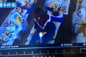 教育局通报幼儿园教师坐幼儿身上：对涉事老师作出解聘处理视频封面