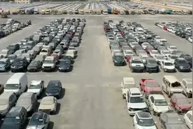 实拍迪拜“汽车坟场”：各种豪车堆积如山 落满灰尘无人问津