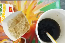 麦当劳快餐店里的加冰可乐，你知道给你加了多少冰块吗