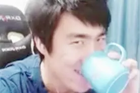 电竞正能量，骚男与七七离婚后第一天就开直播，带给大家快乐