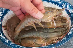 刚刚才知道，吃大虾挑虾线这招真快，手一捏一拉1秒1个，倍儿简单